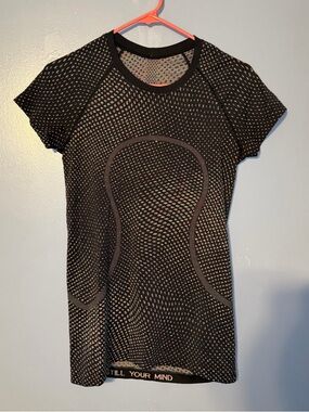✨ Lululemon Short Sleeve Swiftly – Size 6 ✨